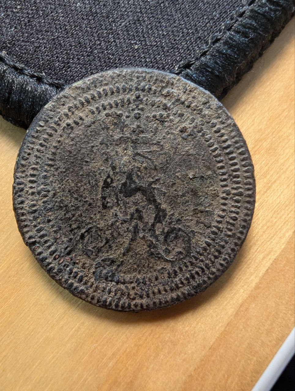 https://www.sci-net.de/testserver/Sondeln/knopf_monogramm_v.jpg